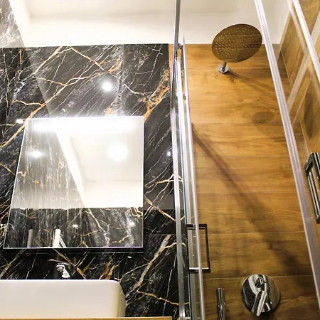 Blackwoody Contemporary - Centro Storico 4*